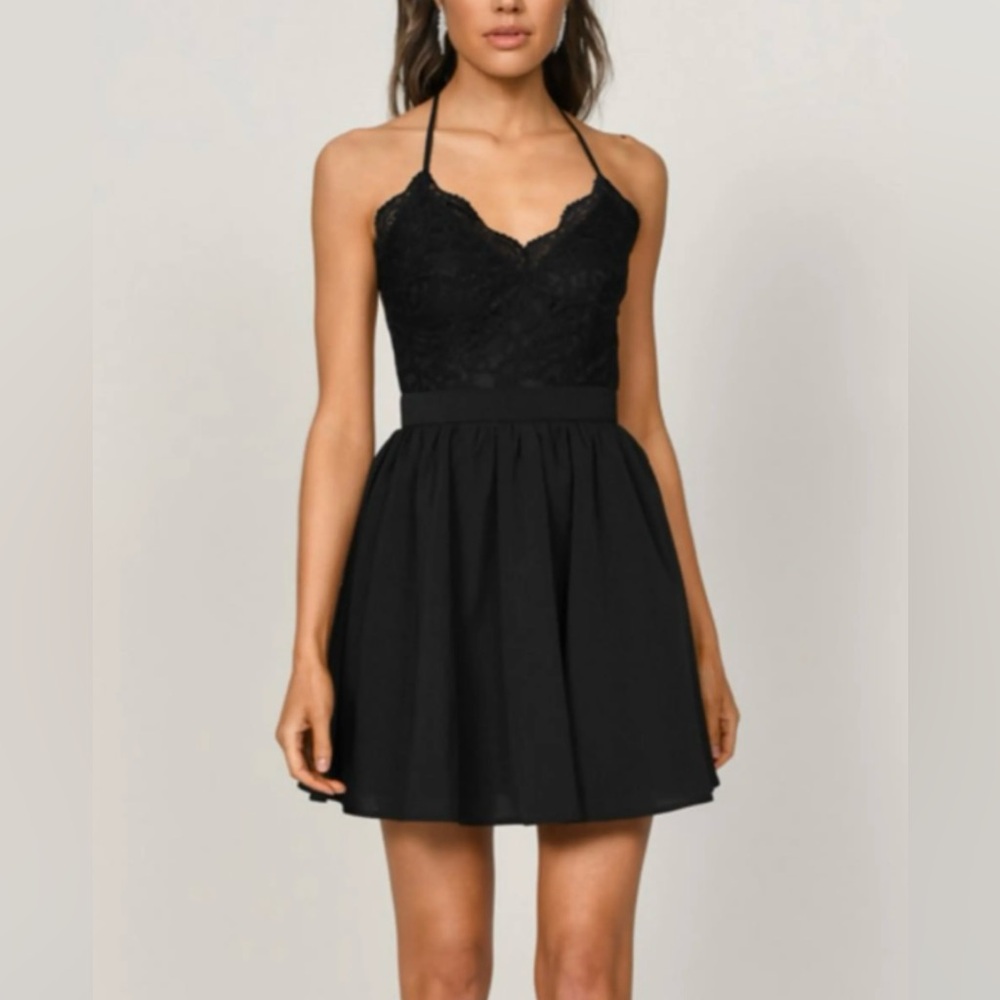 Backless skater dress with beautiful lace detail. Formal size small